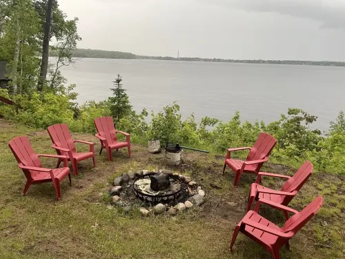 Cozy Lakefront Cottage with spectacular views!
