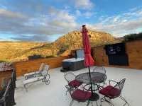 Zion Edge Retreat, new building with hot tub.