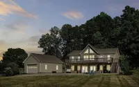5 Bdrm Dog Friendly, Lake Access Getaway w/Playground, Fire Pit & More - 4 estrellas