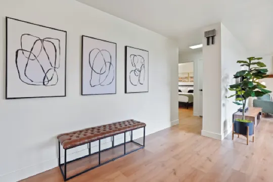 Yard w/ fire pit & grill, king bed, light filled