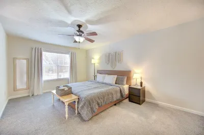 H-Town Pool House • Arcade • Pool Table • 2 King BD • HBO Max• 6 Beds Hotels in Alief