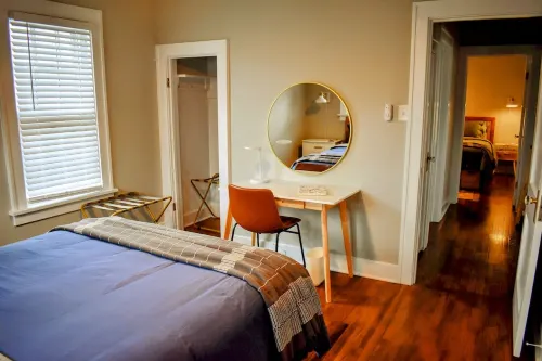 Cozy House: 5 Min Drive to Beach-Zoo-Restaurants-Casino-Brewery-Train to Chicago