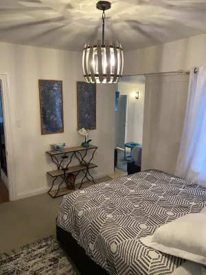 Webster Cottage - 1 minute walk to beach!