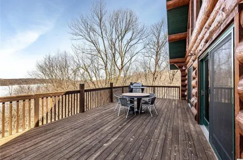Luxurious Cozy Log Cabin in the Woods, Private getaway at the lake!