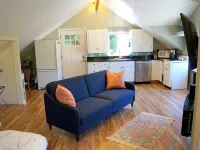 Peaceful and private studio, easy walk to downtown Edmonds Hotels in Edmonds
