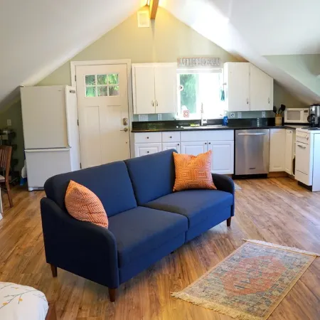 Peaceful and private studio, easy walk to downtown Edmonds