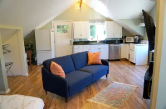 Peaceful and private studio, easy walk to downtown Edmonds