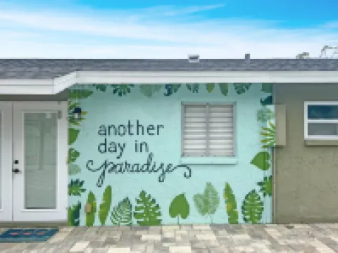 Backyard Paradise - POOL, MINI GOLF & BAR