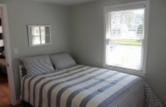 Charming cottage just a short walk to the beach!