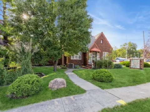 Walnut Place a Charming Home in Historic Valley Junction area of West Des Moines โรงแรมใน