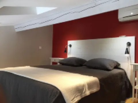 New Ad - Charming quiet house, air conditioning, shared pool