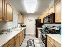 Charming Ground Level Resort Style 3unit condo unit B a few steps from the beach