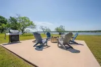 Luxurious, fishing, riding boat and fun at Richland Chambers at Lake front home