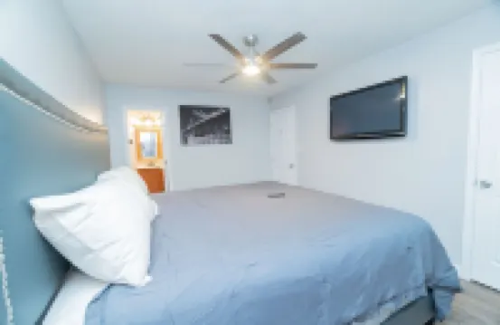 Lovely 3 bedroom house close to great shopping and dining.