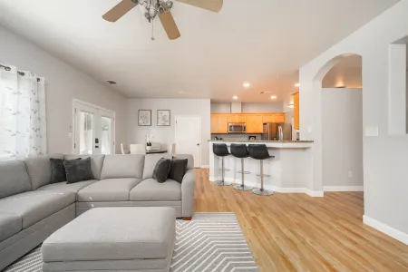 Central bliss near parks & shops Отели рядом с достопримечательностью «River Walk»