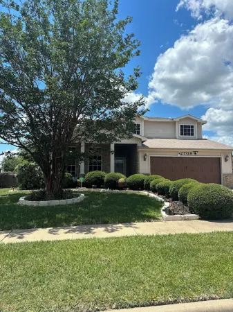 Are you in between homes? Family size home with family outdoor entertaining.