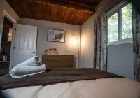 Cozy Arctic Getaway w/ Hot Tub near Bushkill Falls