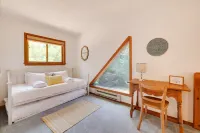 Pocono Chalet- walking distance to Lake Wallenpaupack- 3 Full baths