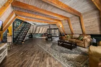 Pet Friendly, 10 Guests, Walking Distance to Payette Lake/Downtown, Hot Tub!