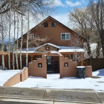 Right downtown Pagosa!!near shops and riverwalk.