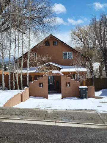 Right downtown Pagosa!!near shops and riverwalk.