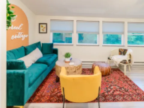 COOL CREEK COTTAGE: PSU Spring Creek Waterfront Oasis with Hot Tub