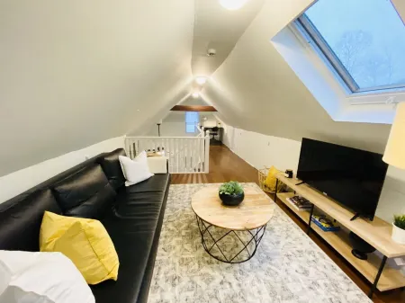 Trendy 1 bedroom +loft apartment w/ parking
