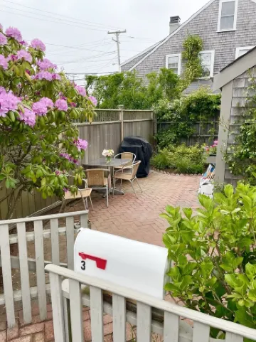 Newly renovated house in Brandt Point, right near town and Children's Beach Отели рядом с достопримечательностью «Peter Foulger Museum»