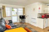 Delightful 2 bedroom holiday chalet, Hemsby, Norfolk Hotels in Hemsby