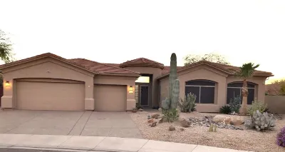 Gorgeous Desert Oasis under the Sun ☀️🌴<br>No Fee Heat for Heated pool & Spa! Hotels near Walmart Garden Center
