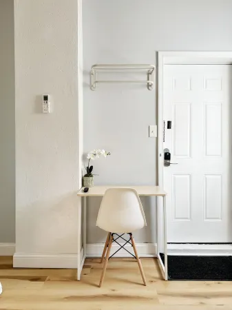 The Cardinal D / QUEEN 1BD/1BA Studio