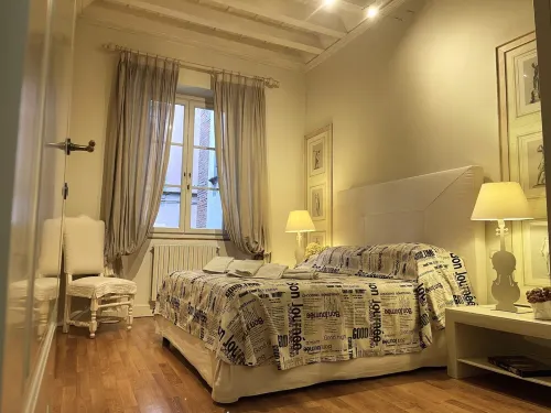 ELEGANT APARTMENT WITH TERRACE IN THE HEART OF THE HISTORICAL CENTER OF LUCCA