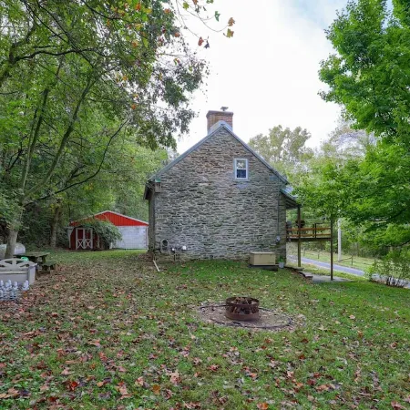 The Trolley House - A Romantic Getaway / 1 Bedroom / 1 Bath / 2 Beds