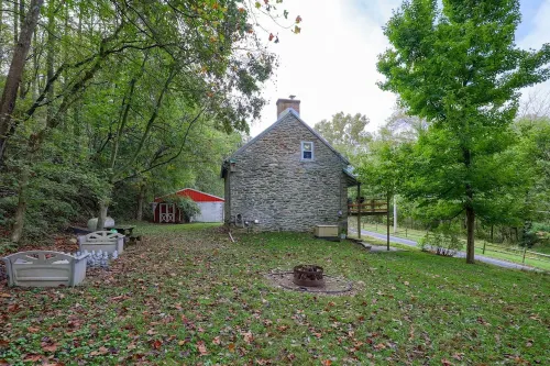 The Trolley House - A Romantic Getaway / 1 Bedroom / 1 Bath / 2 Beds