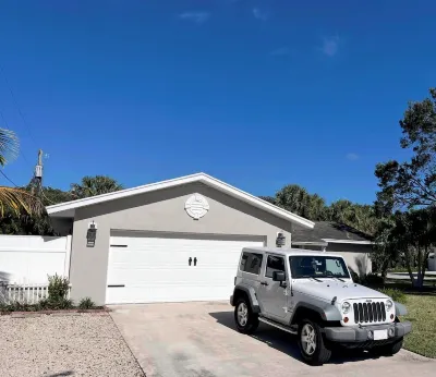 Jupiter Beach Plum Cottage - Spacious Sleeps 6+ Cool Spa Pool Hot Tub Jupiter Dog Beach附近的飯店