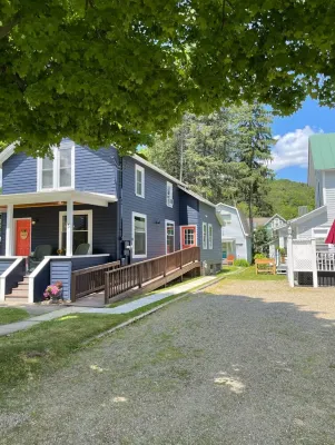Adorable Tiny House in heart of Ellicottville - minutes to ski, walk to town