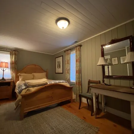 Spacious Mountain Home with Creek views. Walking distance Main Street Highlands.