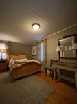 Spacious Mountain Home with Creek views. Walking distance Main Street Highlands. - 부티크