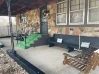 Charming 3-bedroom cottage with WiFi and AC in delightful Caulfield