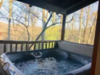 Mountaintop View 1.5 miles from downtown. Hot Tub, WiFi, Fireplace