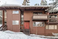 Awesome Mammoth Condo in Ideal Location near Slopes & Adventure