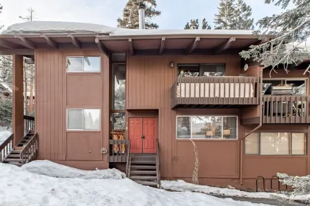 Awesome Mammoth Condo in Ideal Location near Slopes & Adventure