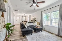 The Craftsman on Clay-4 Blocks to Silos-Backyard Retreat-Hot Tub and Cowboy Pool