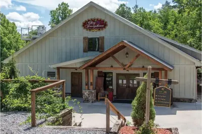 Mountain Views / Golf / Hot Tub / Cozy Cabin! Hotels near Cook's Sports