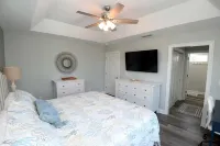 PCB Oasis, Stunning Private Saltwater Pool, 6 Min Walk to the Beach.