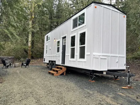 Charming 2-bedroom farmhouse style tiny home in  Rainier with Hot tub Отели в г. Терстон