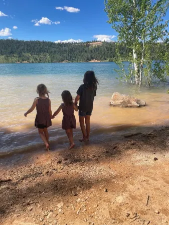 Cozy Corner Cabin Отели в г. Duck Creek Village