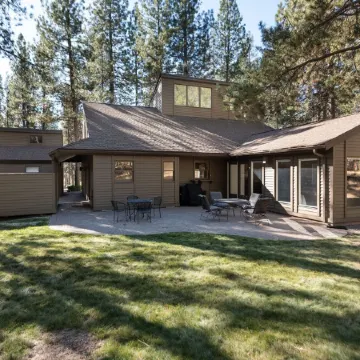 Newly Renovated Sunriver Gem! 12 SHARC passes, Bikes, Ping Pong Table, Hot Tub!