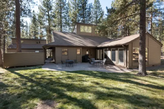 Newly Renovated Sunriver Gem! 12 SHARC passes, Bikes, Ping Pong Table, Hot Tub!