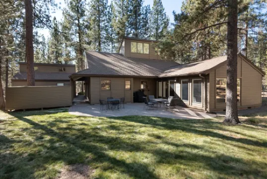 Newly Renovated Sunriver Gem! 12 SHARC passes, Bikes, Ping Pong Table, Hot Tub!
